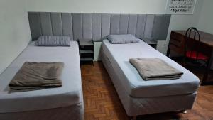 博图卡图Rota Mundus Turismo e Hospedagem的小房间里有两张床