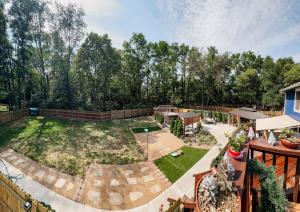 vista aerea su un cortile con giardino di Hidden City Hideaway Resort with Heated Pool Spa a Kansas City