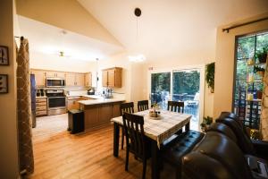 una cucina e una sala da pranzo con tavolo e sedie di Hidden City Hideaway Resort with Heated Pool Spa a Kansas City