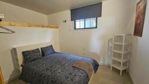 a bedroom with a bed and a window at Casa Daniela in Tacoronte