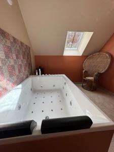 Ένα μπάνιο στο Logement à thème médiéval avec balneo +30 φωτογραφίες