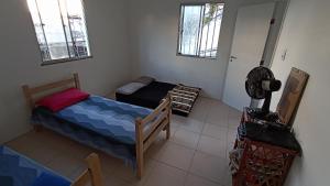 una piccola camera con letto e ventilatore di Casa Salvador no Pelourinho a Salvador Altre 2 foto
