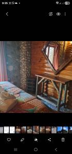 カラブリタにあるKalavrita Moodのベッドと窓のある小屋の写真