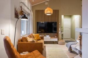 RovaniemiにあるVilla Welcome to Laplandのソファとテレビのあるリビングルーム