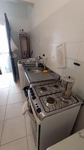 una cucina con fornelli e lavello di Casa Salvador no Pelourinho a Salvador