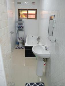 Φωτογραφία από το άλμπουμ του 3 bdr apartment with Solar Backup & Wi-Fi Salama σε Lusaka