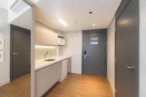 a kitchen with a sink and a counter top at 1164 Helbor Stay Batel, Conforto e Estilo no Coração de Curitiba in Curitiba