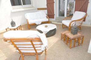 a living room with rocking chairs and a table at L'Insolite in Gorges +22 photos