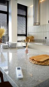 un cellulare seduto sopra un bancone della cucina di Moov Smart Home – Studios e Apartamentos por Temporada em Cuiabá a Cuiabá