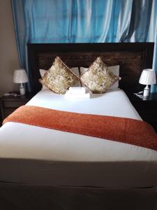 Кровать или кровати в номере Palm Inn Boutique Palapye