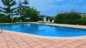 Duplex Ambre dans Jardins de la lagune Pour les familles في الوليدية: مسبح بمياه زرقاء في ساحة +28 صورة