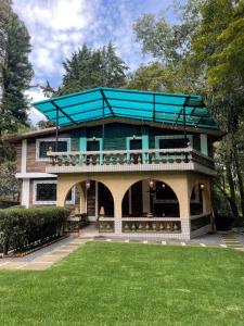 una casa con techo de cristal encima en Casa del Bosque - Hermosa y Cálida Cabaña en Huitzilac - 22 huéspedes, en Huitzilac