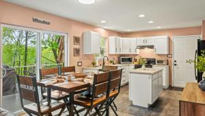 Η κουζίνα ή μικρή κουζίνα στο Lakeview Retreat w Kayaks Game Room Firepits Gated Community w Lake Beach Access