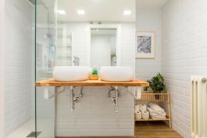 un baño con lavabo y ducha en Casa Elisa con piscina y parking, en Zaragoza