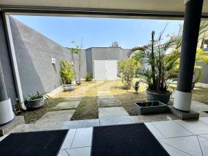 a courtyard with potted plants and a building at Casa Moderna com piscina e churrasqueira in Rio de Janeiro