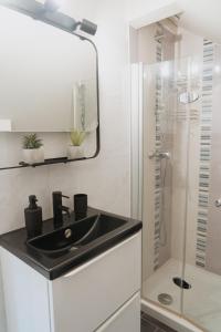 a bathroom with a black sink and a shower at Cocon atypique proche centre historique Chambéry in Chambéry