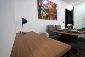 una sala da pranzo con un tavolo e due sedie di Moov Smart Home – Studios e Apartamentos por Temporada em Cuiabá a Cuiabá