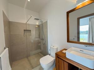 a bathroom with a toilet and a sink and a shower at EAST KEYS - Villa Jamming, piscine à débordement et accès privé à la mer in Le Vauclin +17 photos