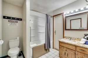 Koupelna v ubytování Smoky Mountain Cabin 4 Acres, 3 Mi to Gatlinburg + 29 fotografií