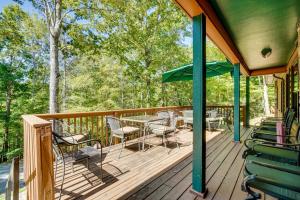 Balkón nebo terasa v ubytování Smoky Mountain Cabin 4 Acres, 3 Mi to Gatlinburg