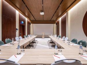 トビリシにあるSwissôtel Tbilisiの大きな会議室(長いテーブルと椅子付)