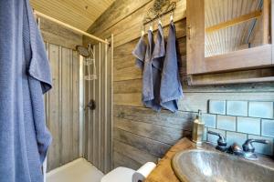 Ένα μπάνιο στο Walk to Lake Travis Austin Tiny Home with Hot Tub!