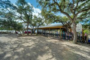 Φωτογραφία από το άλμπουμ του Walk to Lake Travis Austin Tiny Home with Hot Tub! σε Buffalo Gap