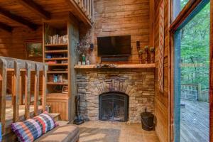 Una sala de estar con chimenea en una cabaña de troncos en The Dog House, en Boone