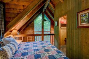 Un dormitorio con una cama en una cabaña de madera. en The Dog House, en Boone