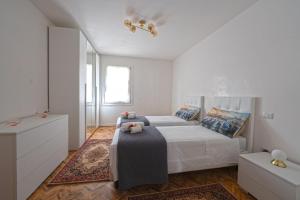 1 dormitorio blanco con 1 cama y vestidor en Sybilvilla, en Oriago Di Mira