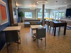 Εστιατόριο ή άλλο μέρος για φαγητό στο Microtel Inn & Suites by Wyndham Bluffs