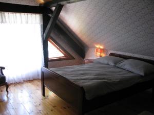 KutyにあるNiebieskie Drzwiのベッドルーム1室(屋根裏部屋に大型ベッド1台付)