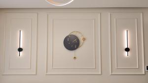 a clock in the middle of two doors at واحة ايلة ازور in Aqaba +24 photos