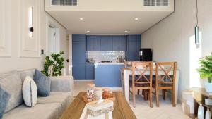 a living room and kitchen with a couch and a table at واحة ايلة ازور in Aqaba