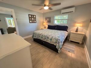 Postel nebo postele na pokoji v ubytování Sea Turtle - Fresh Spacious Cottage W&D Kit 1.3 Mi to Beach