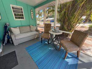 Posezení v ubytování Sea Turtle - Fresh Spacious Cottage W&D Kit 1.3 Mi to Beach