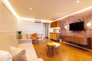 Santé Vivre L'Experience by Livá OFICIAL في بوزيوس: غرفة معيشة بها أريكة وطاولة +25 صورة