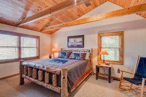 Ένα ή περισσότερα κρεβάτια σε δωμάτιο στο Cozy Bear Cabin