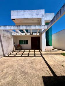 ein leeres Gebäude mit einer großen Betonmauer in der Unterkunft Casa com piscina em Brasília - 15 minutos in Brasilia