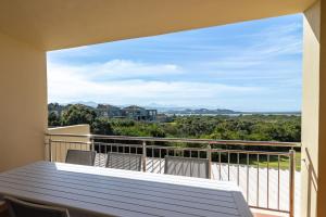 BRAND NEW Luxury Apartment with Ocean View في بليتنبيرغ باي: شرفة مع طاولة وإطلالة على المحيط +44 صورة