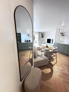 a living room with a mirror and a table at Klein geluk te Nieuwpoort. in Nieuwpoort
