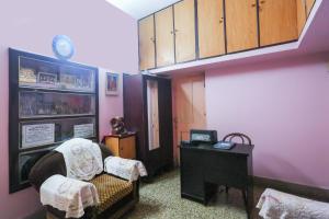 a room with a table and a chair and a desk at Hotel O Biswabani GH in Jādabpur