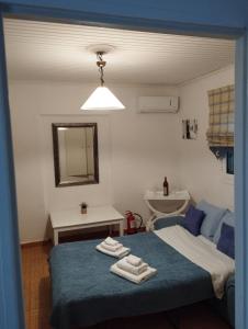 a bedroom with a bed with towels on it at παραδοσιακό και ήρεμο καταλυμα in Salamís