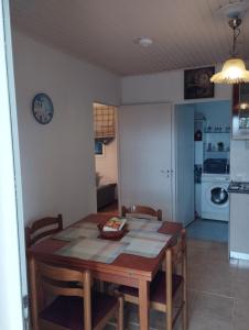 Un comedor y una cocina con mesa y sillas. en παραδοσιακό και ήρεμο καταλυμα, en Salamina 17 fotos más