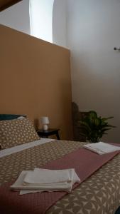 Un dormitorio con una cama con dos toallas encima. en Casa Vacanza Palazzo Monacelli, en Torre del Greco