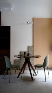 una mesa y dos sillas en una habitación en Casa Vacanza Palazzo Monacelli, en Torre del Greco