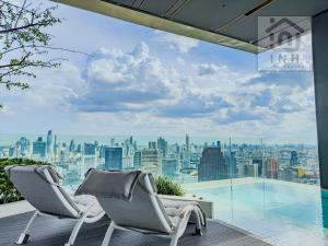 a balcony with two chairs and a view of the city at 暹罗百丽宫奢华公寓 Siam Paragon Luxury Stay #W08 in Pratunam