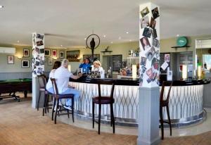 un grupo de personas sentadas en un bar en Loch View 28, en Stranraer