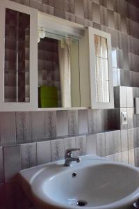 サバウディアにあるAttici Centraliのバスルーム(洗面台、鏡付)