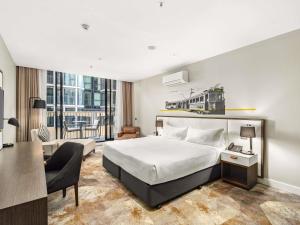 Una cama o camas en una habitación de Peppers Docklands 49 fotos más